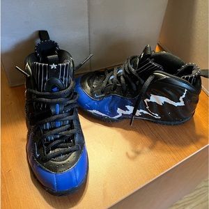 Boys Nike foamposite blue/white/black